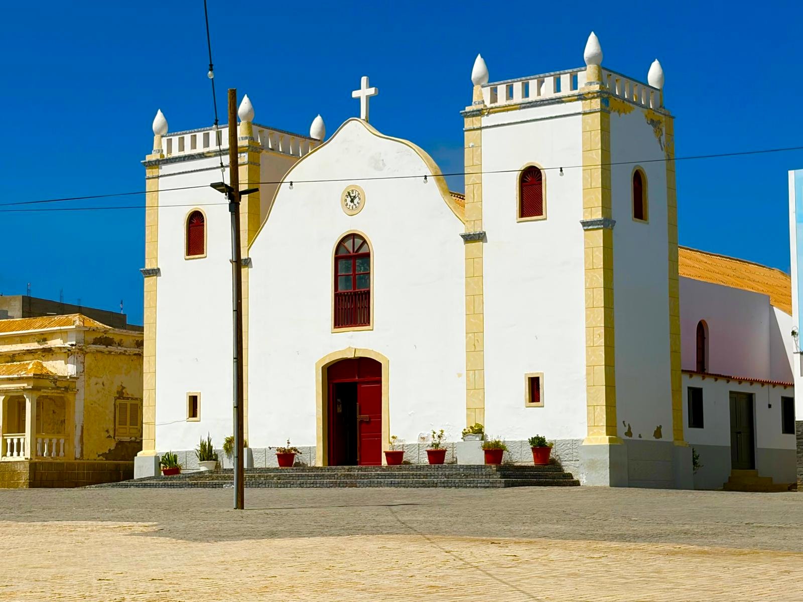 Die weiße Igreja de Santa Isabel mit zwei Türmen im Zentrum von Sal Rei